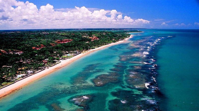 Vista aérea de praia em Porto Seguro na Bahia