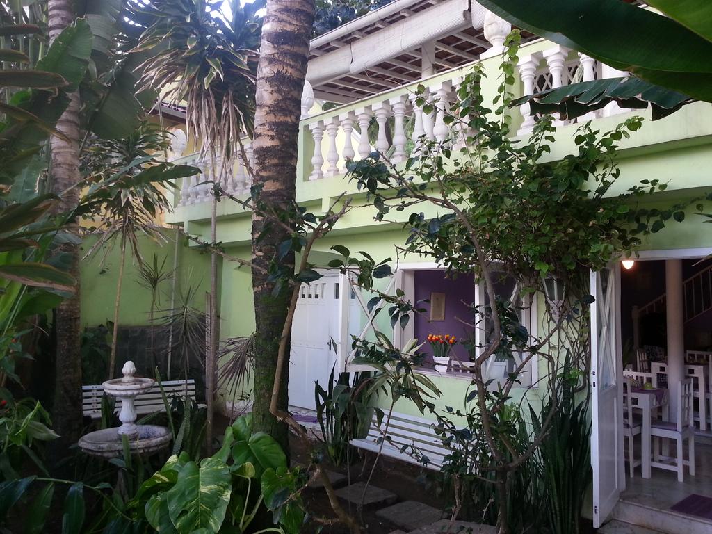 Jardim do Hotel Pousada Papaya Verde em Salvador
