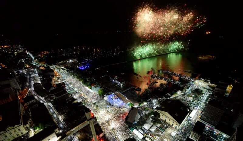 Vista aérea de festa de ano novo em Salvador